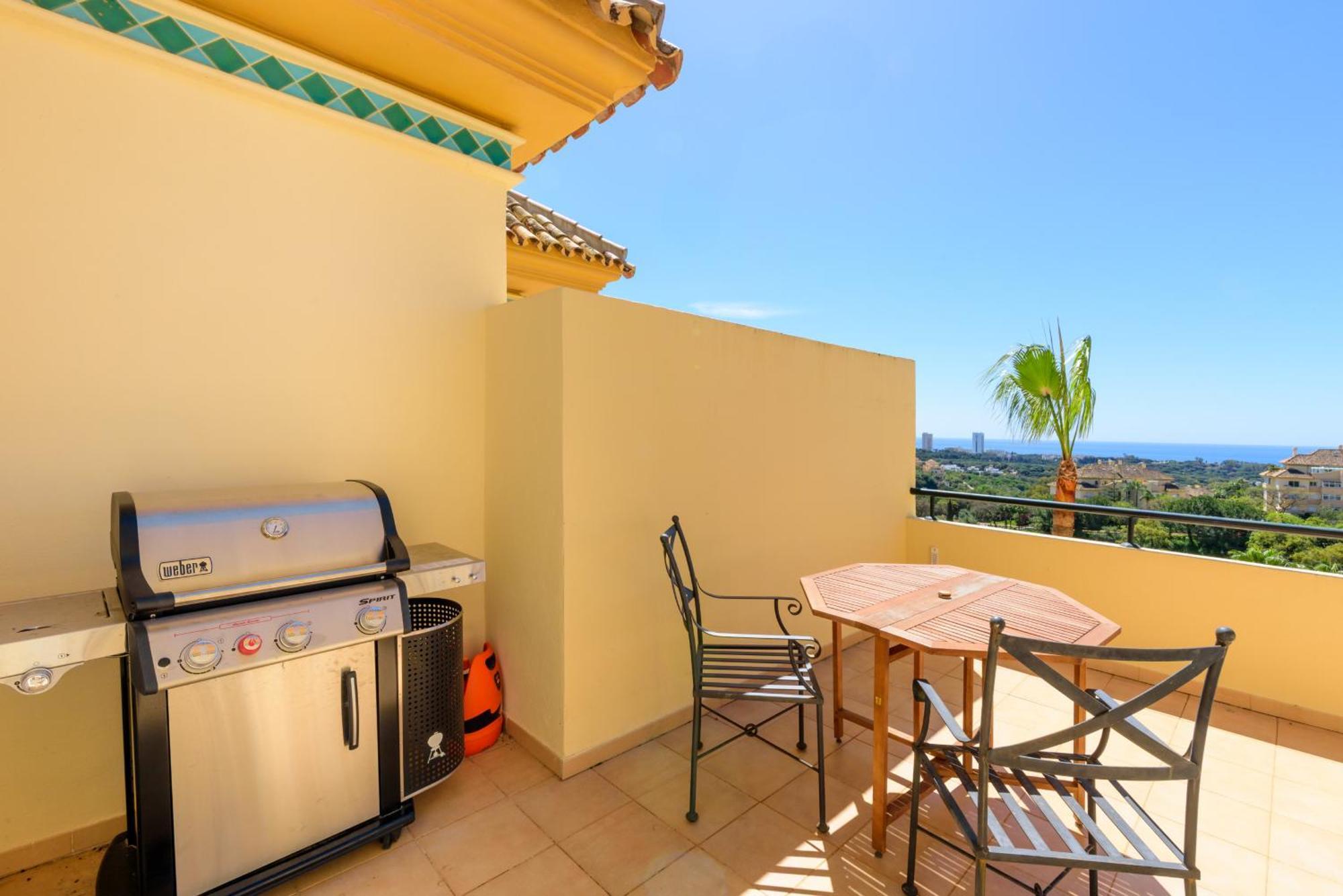 Elviria Hills Penthouse - Idyllic Golf & Sea View Oasis In Appartement