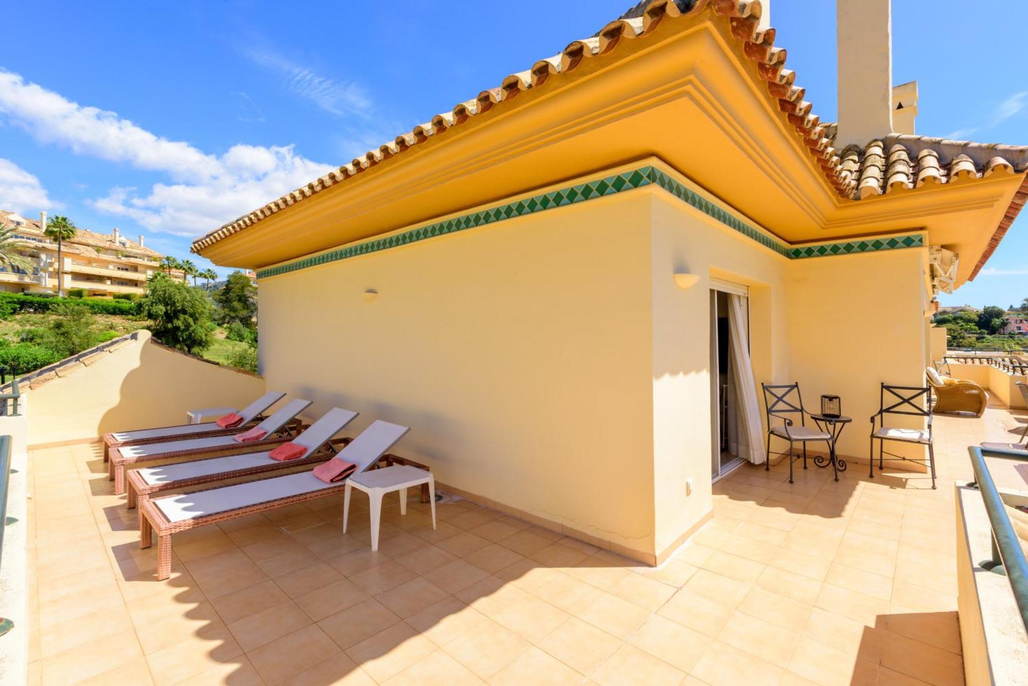 Elviria Hills Penthouse - Idyllic Golf & Sea View Oasis In Appartement