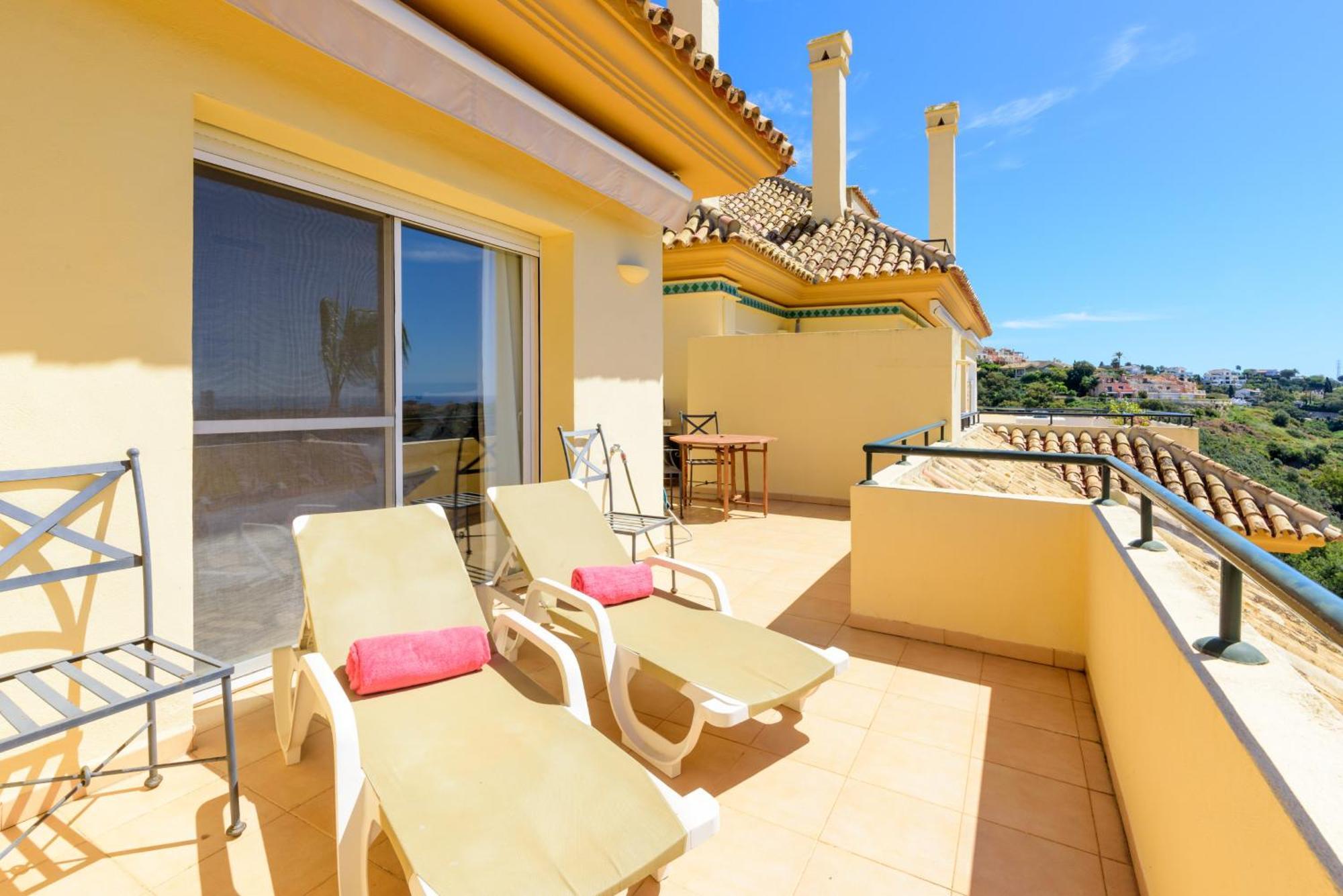 Elviria Hills Penthouse - Idyllic Golf & Sea View Oasis In *